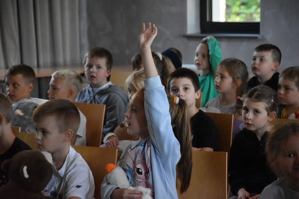 Wystawa z okazji Światowego Dnia Zwierząt i prezentacja filmu edukacyjnego w KROB_KULT