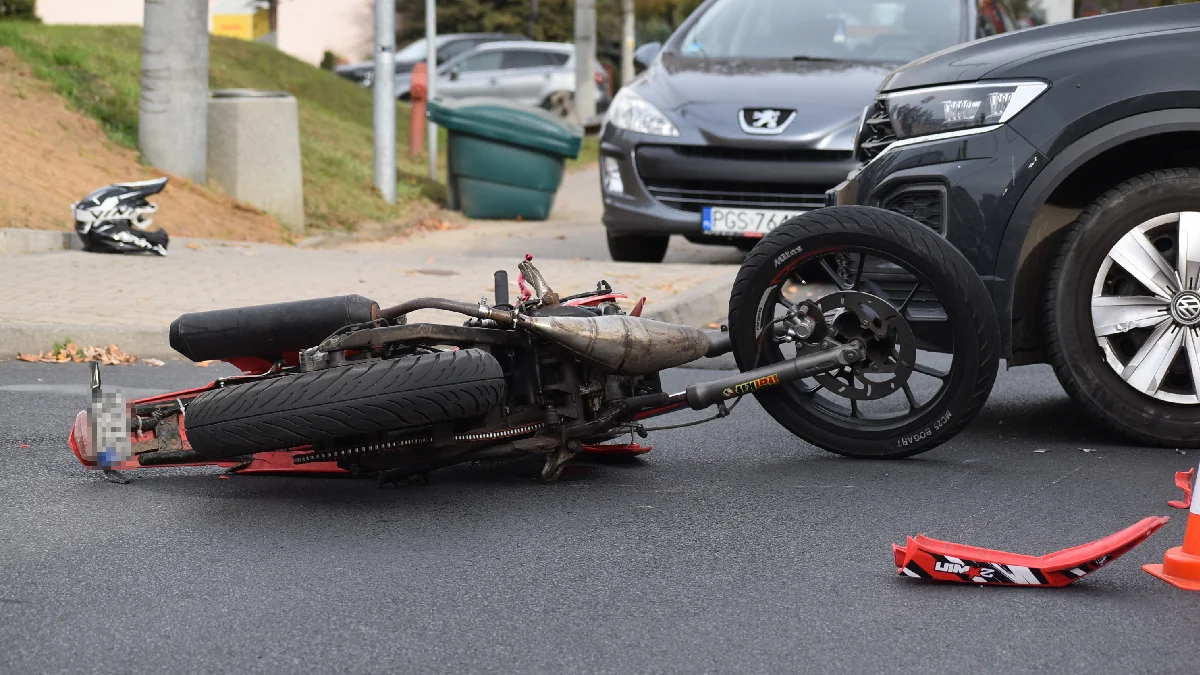 Zderzenie motorowerzysty z samochodem osobowym w Gostyniu