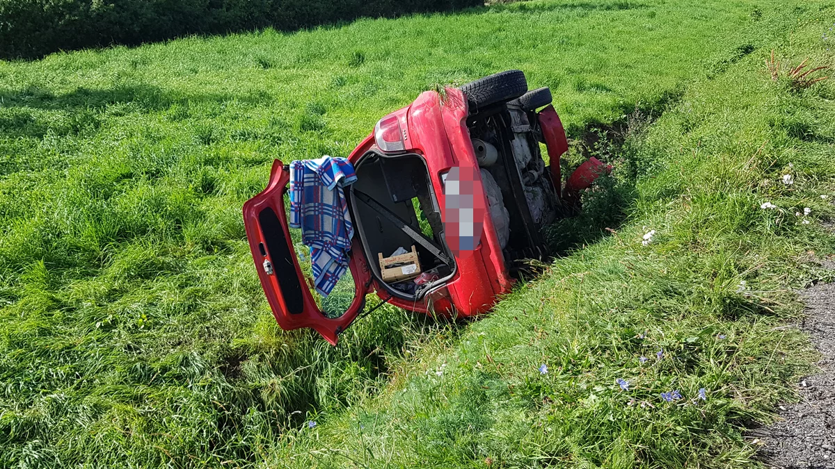 Nie zdjęła nogi z gazu i Toyotą wjechała do rowu. Na pomoc kobiecie ruszyli strażacy