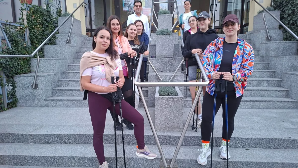 Nocna „rozgrzewka” z nordic walking. Kijki poszły w ruch, by integrować i dbać o zdrowie