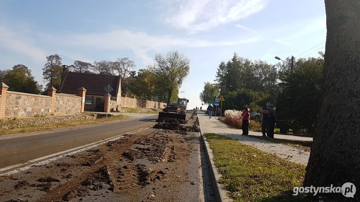 Gruba warstwa obornika na drodze wojewódzkiej. Nie można przejechać. Na miejscu policja